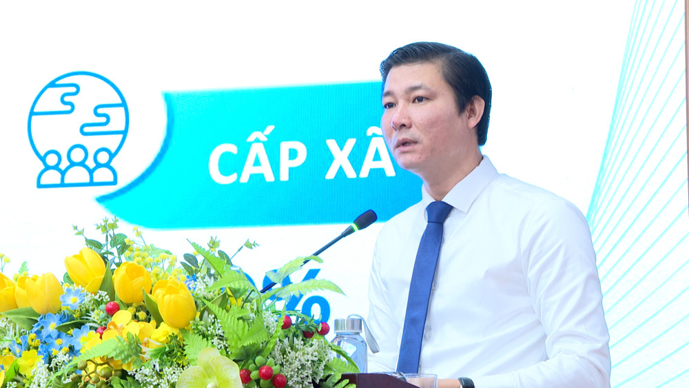 Giám đốc Sở Tài chính Trương Văn Liếp trình bày tờ trình tại kỳ họp