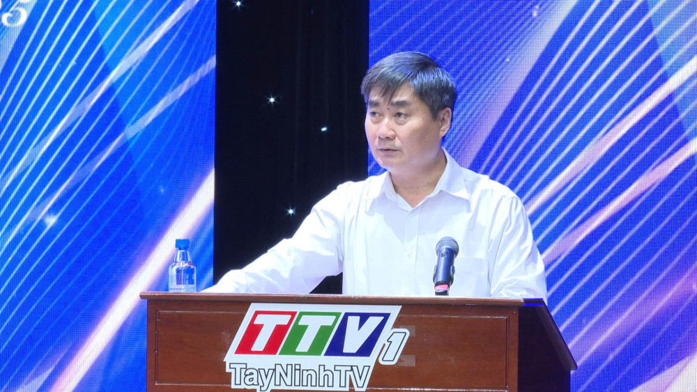 Nhà báo Châu Hồng Khá - Phó Tổng biên tập Báo và phát thanh, truyền hình Tây Ninh thông qua dự thảo báo cáo kết quả thực hiện Nghị quyết Hội nghị viên chức, người lao động năm 2025