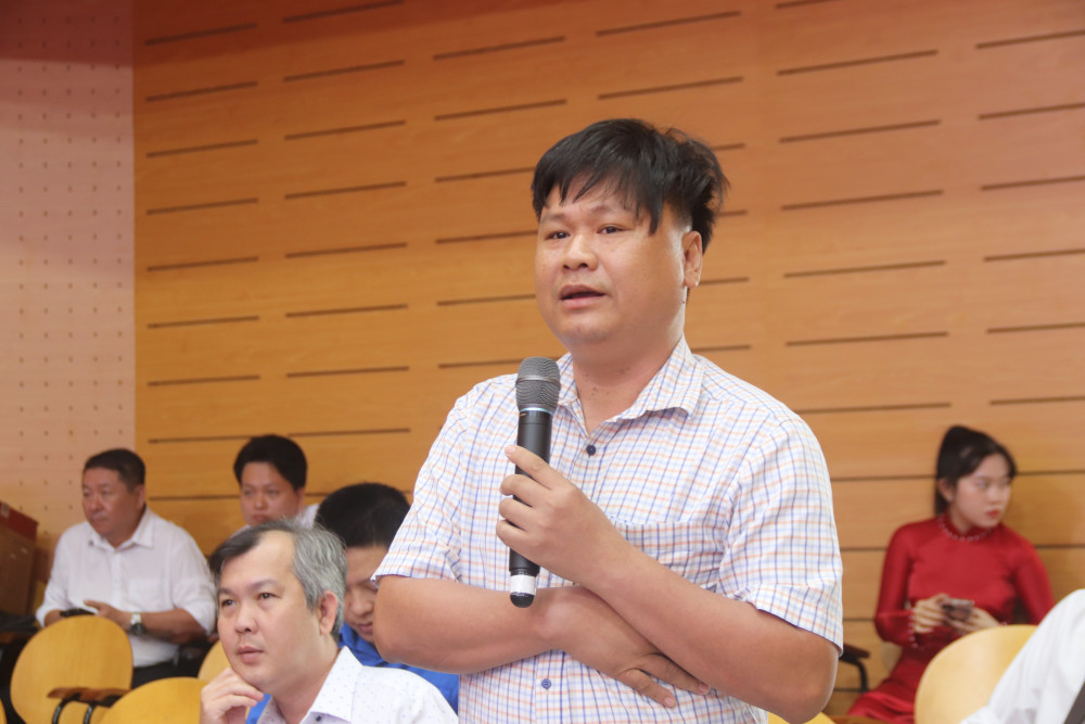 Cán bộ, viên chức, người lao động đóng góp ý kiến tại hội nghị