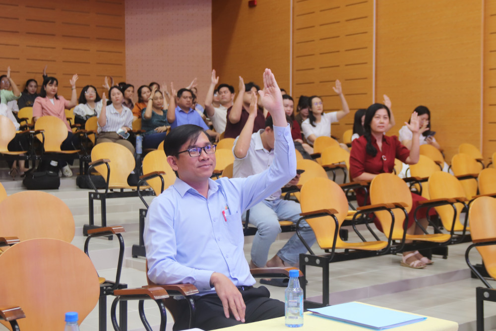 Đại biểu biểu quyết thông qua Nghị quyết 