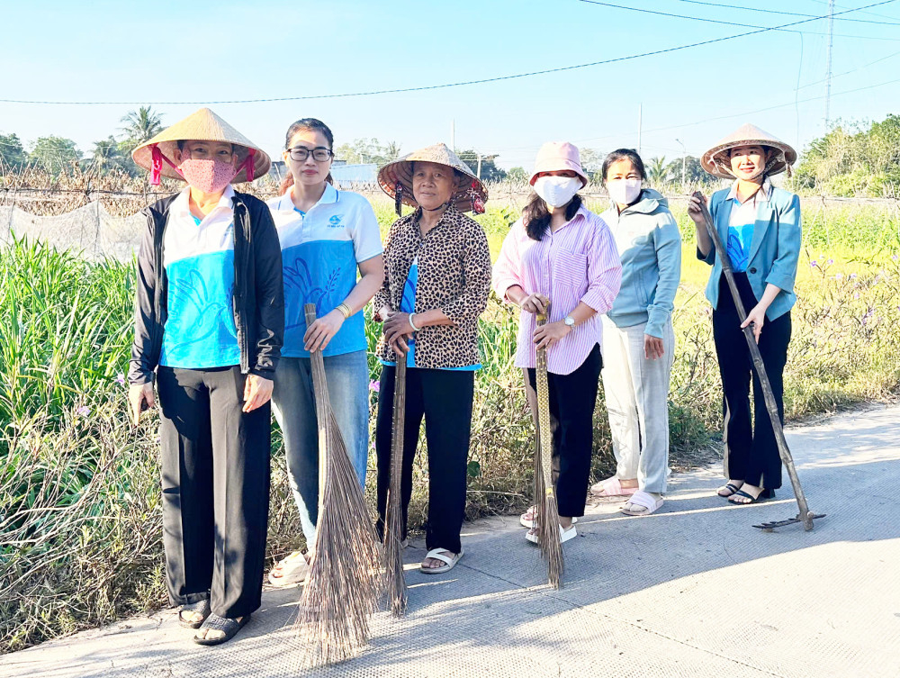 Phụ nữ xã Đức Lập ra quân chăm sóc cảnh quan môi trường