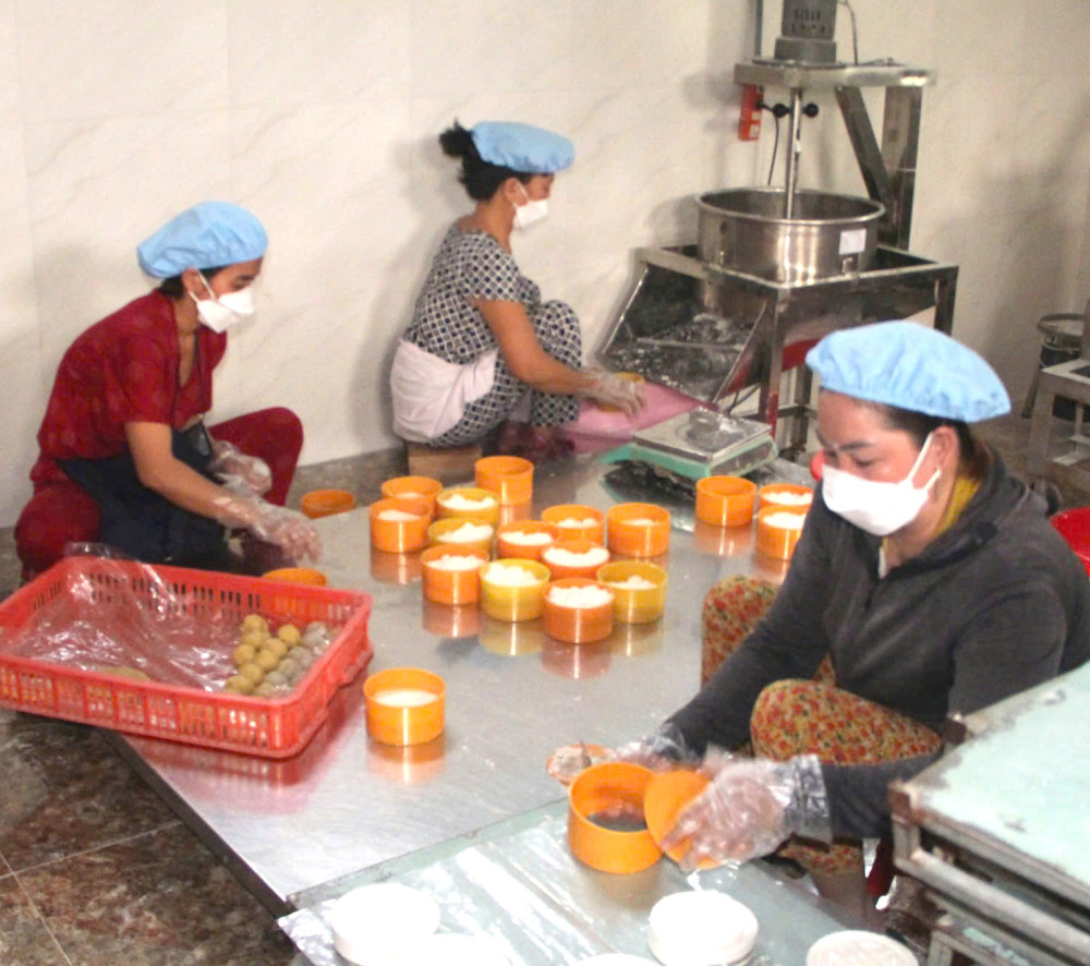 Hộ kinh doanh Vạn Long tất bật làm bánh in phục vụ thị trường tết