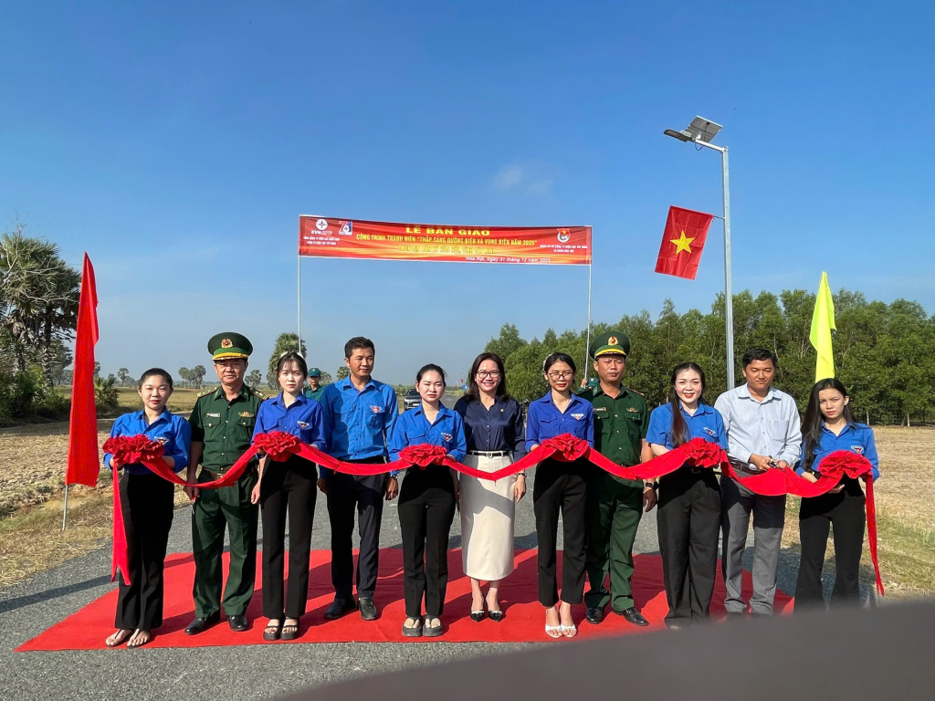 Chính quyền xã Hòa Hội phối hợp cùng Đồn Biên phòng Cửa khẩu Phước Tân và Đồn Biên phòng Vàm Trảng Trâu cắt băng khánh thành công trình “Thắp sáng đường biên giới”.