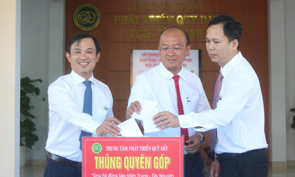 Trung t&acirc;m Ph&aacute;t triển quỹ đất tỉnh T&acirc;y Ninh quy&ecirc;n g&oacute;p ủng hộ đồng b&agrave;o khắc phục hậu quả mưa, lũ