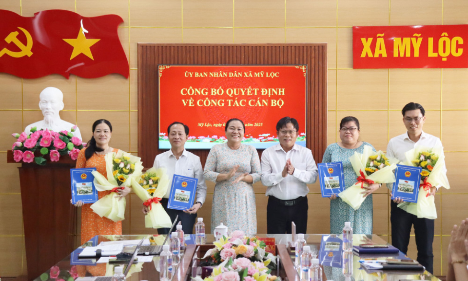 X&atilde; Mỹ Lộc trao quyết định c&ocirc;ng t&aacute;c c&aacute;n bộ