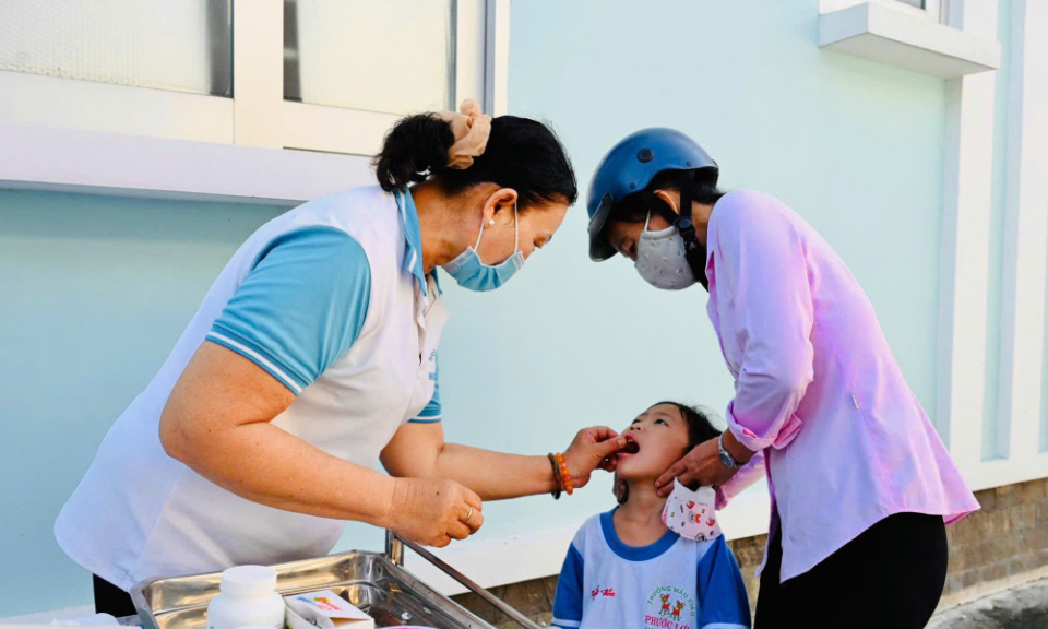 X&atilde; Mỹ Y&ecirc;n: Hơn 2.400 trẻ em được uống bổ sung vitamin đợt 2 năm 2025