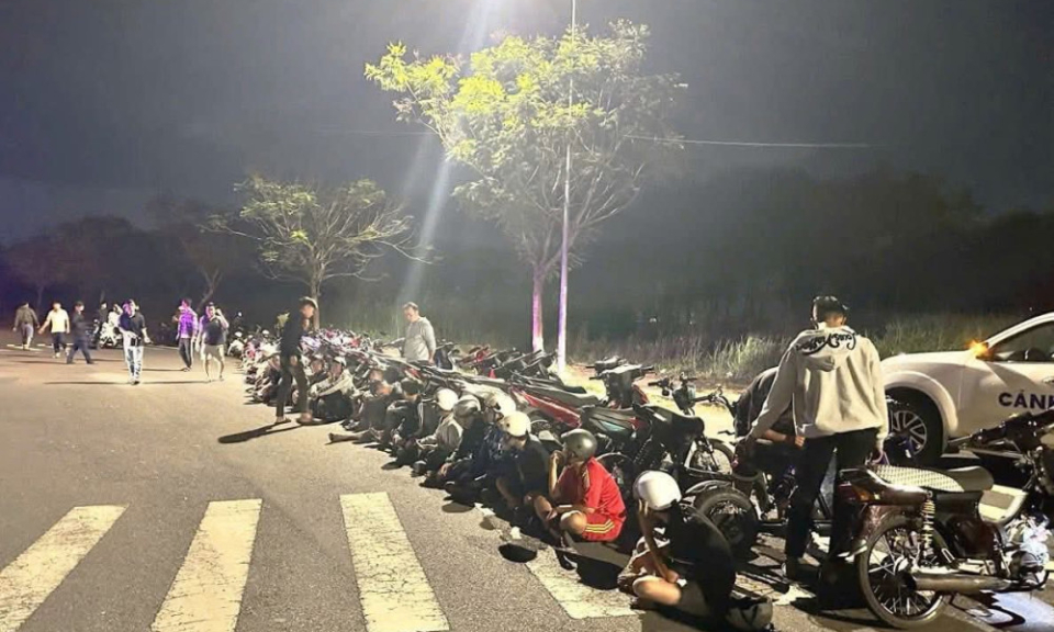 Xử l&yacute; nh&oacute;m thanh thiếu ni&ecirc;n tụ tập chạy xe m&aacute;y nẹt p&ocirc;