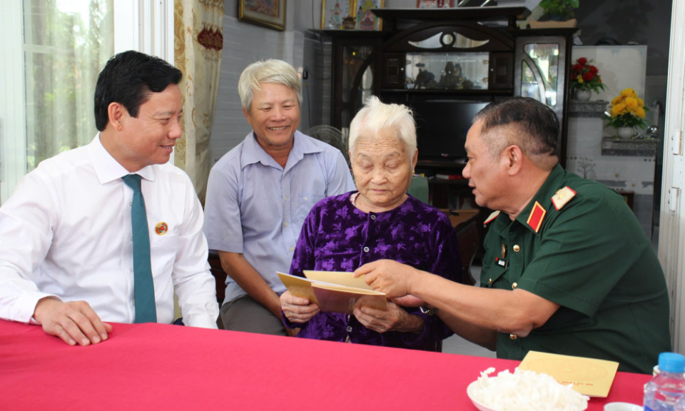 Thăm, tặng qu&agrave; Mẹ Việt Nam anh h&ugrave;ng v&agrave; gia đ&igrave;nh ch&iacute;nh s&aacute;ch