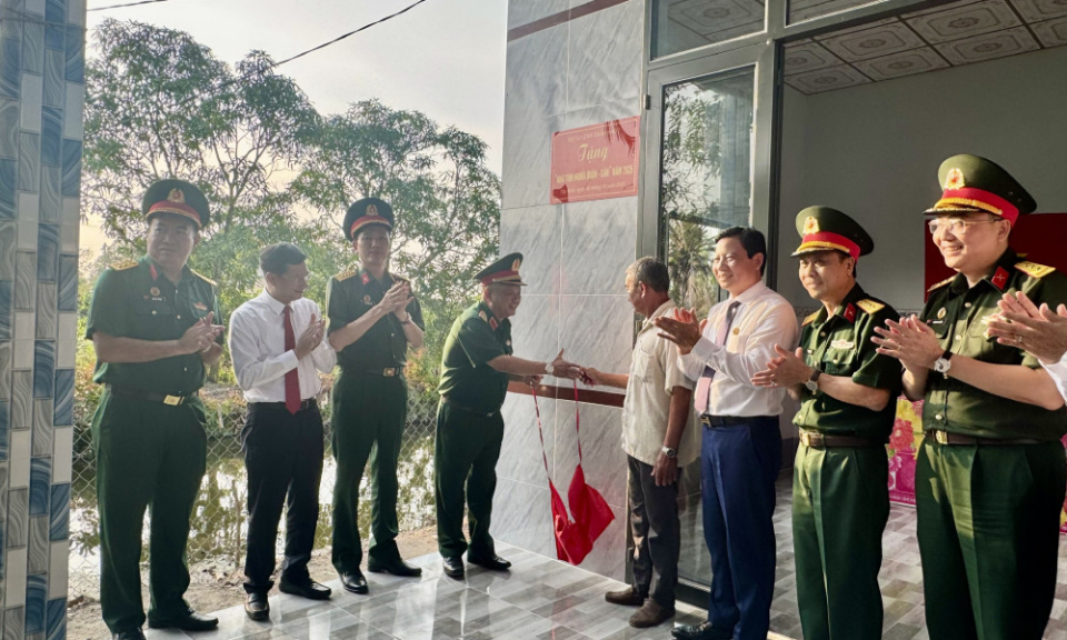 Kh&aacute;nh th&agrave;nh, b&agrave;n giao nh&agrave; 'T&igrave;nh nghĩa Qu&acirc;n - D&acirc;n'