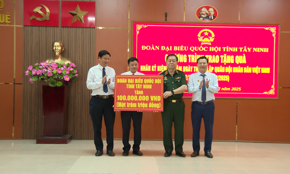 Đo&agrave;n ĐBQH tỉnh T&acirc;y Ninh tặng qu&agrave; gia đ&igrave;nh ch&iacute;nh s&aacute;ch v&agrave; trẻ em c&oacute; ho&agrave;n cảnh kh&oacute; khăn