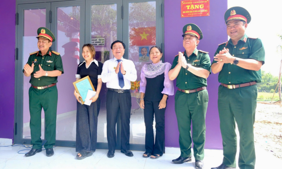 Đại tướng Nguyễn Trọng Nghĩa tham dự Lễ kh&aacute;nh th&agrave;nh, b&agrave;n giao 69 căn nh&agrave; 'Điểm d&acirc;n cư bi&ecirc;n giới'