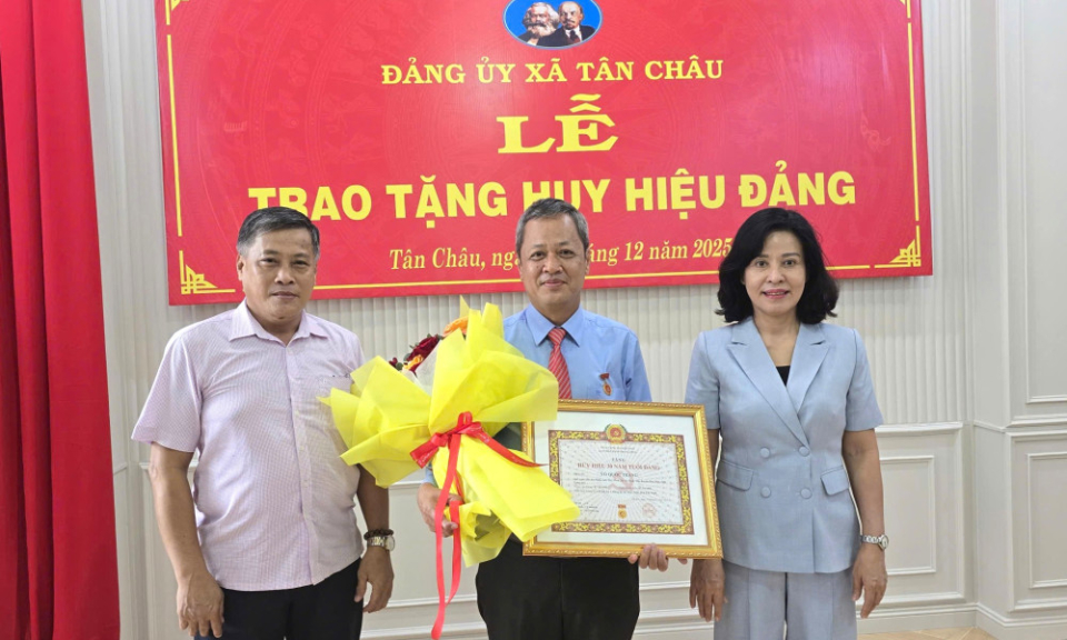 Nguy&ecirc;n Ph&oacute; Chủ tịch UBMTTQ Việt Nam tỉnh T&acirc;y Ninh V&otilde; Quốc Thắng nhận Huy hiệu 30 năm tuổi Đảng