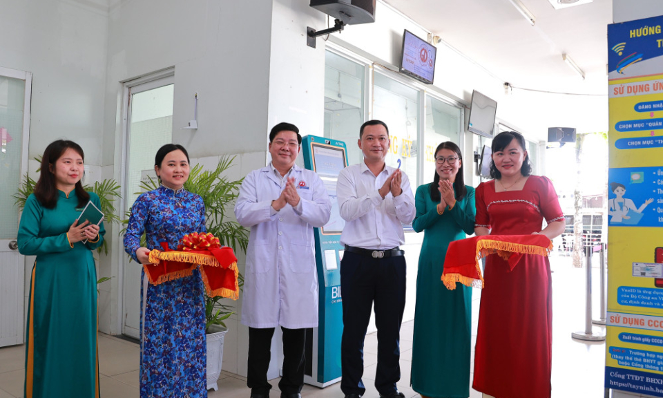 Tiếp nhận v&agrave; vận h&agrave;nh kiosk y tế th&ocirc;ng minh đầu ti&ecirc;n của T&acirc;y Ninh