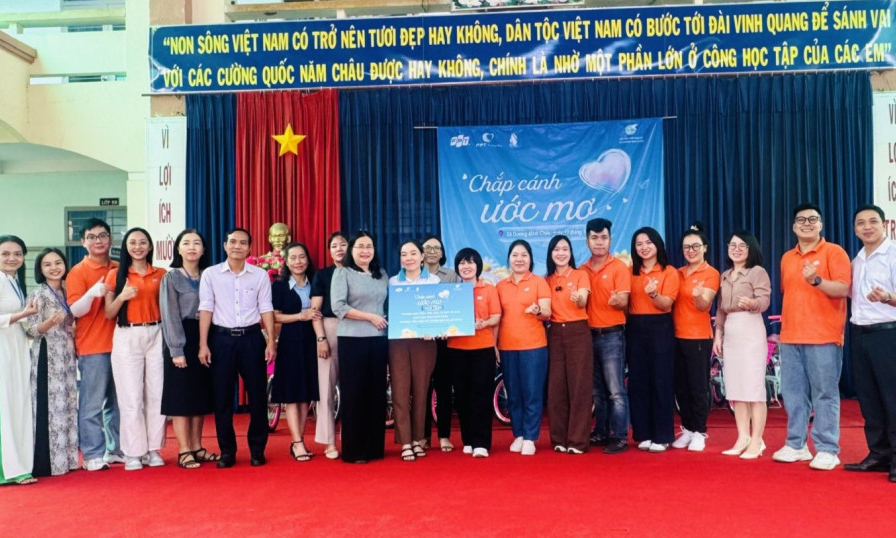 Chương tr&igrave;nh 'Chắp c&aacute;nh ước mơ' trao qu&agrave; cho học sinh c&oacute; ho&agrave;n cảnh kh&oacute; khăn