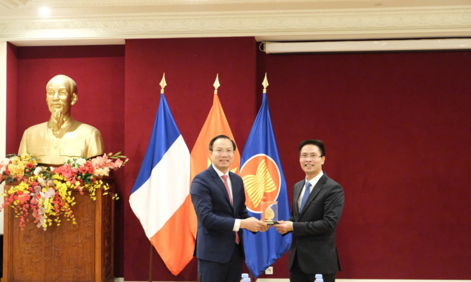 Tỉnh T&acirc;y Ninh thăm v&agrave; l&agrave;m việc với Đại sứ qu&aacute;n Việt Nam tại Cộng h&ograve;a Ph&aacute;p