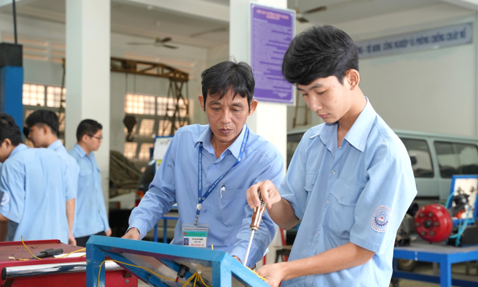 Tiếp tục sắp xếp, tổ chức lại một số đơn vị sự nghiệp c&ocirc;ng lập, doanh nghiệp nh&agrave; nước