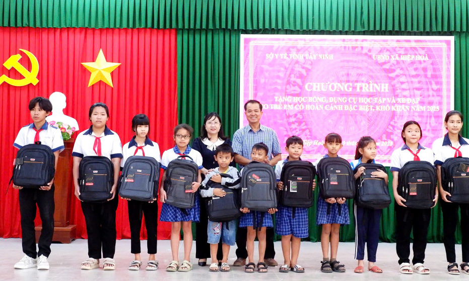 Tặng học bổng, dụng cụ học tập v&agrave; xe đạp cho trẻ em c&oacute; ho&agrave;n cảnh đặc biệt, kh&oacute; khăn