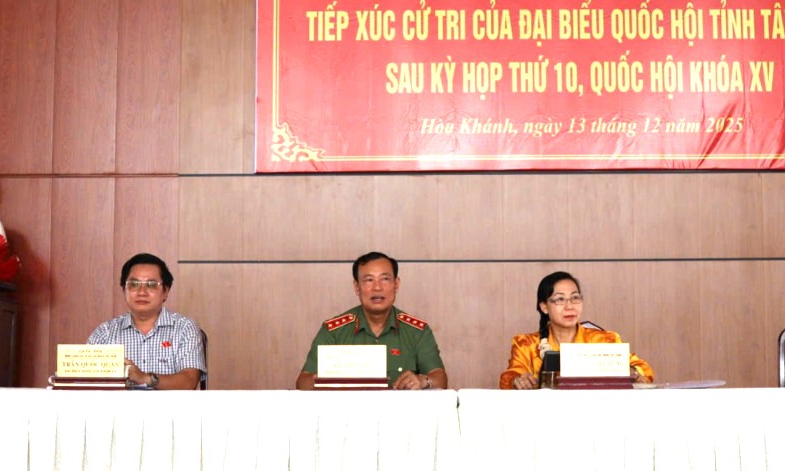 Cử tri x&atilde; H&ograve;a Kh&aacute;nh quan t&acirc;m vấn đề bảo đảm an ninh mạng v&agrave; giảm tải chương tr&igrave;nh học cho học sinh