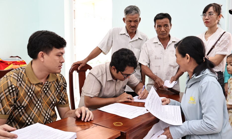 X&atilde; Thạnh Lợi: Trao th&ocirc;ng b&aacute;o thu hồi đất thực hiện dự &aacute;n đường V&agrave;nh đai 4 TP.Hồ Ch&iacute; Minh