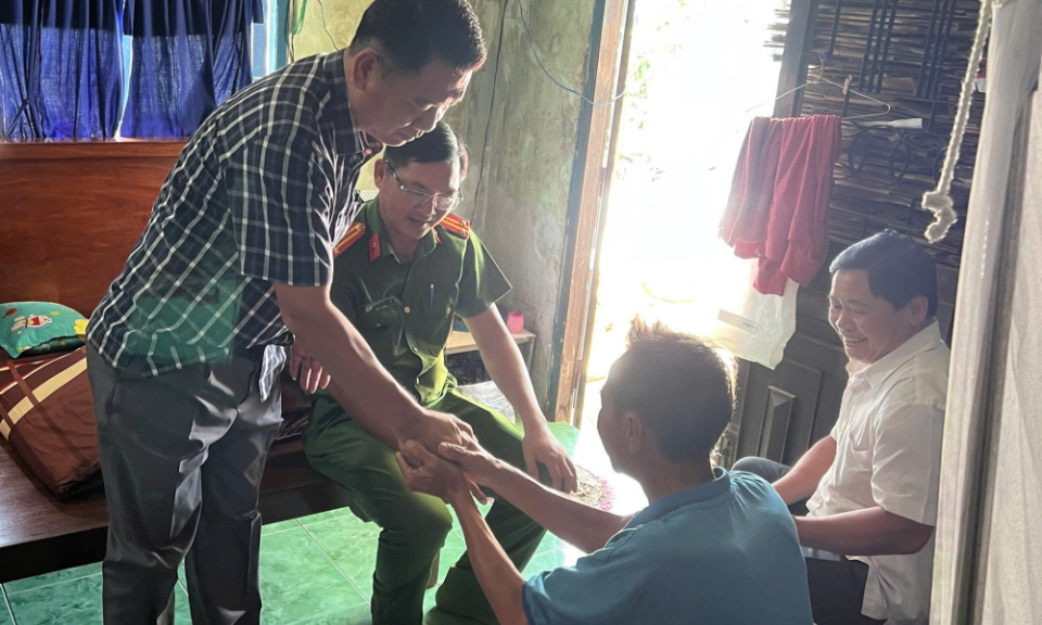 Phường Kiến Tường: Thăm hỏi, hỗ trợ c&aacute;c nạn nh&acirc;n tai nạn giao th&ocirc;ng c&oacute; ho&agrave;n cảnh kh&oacute; khăn