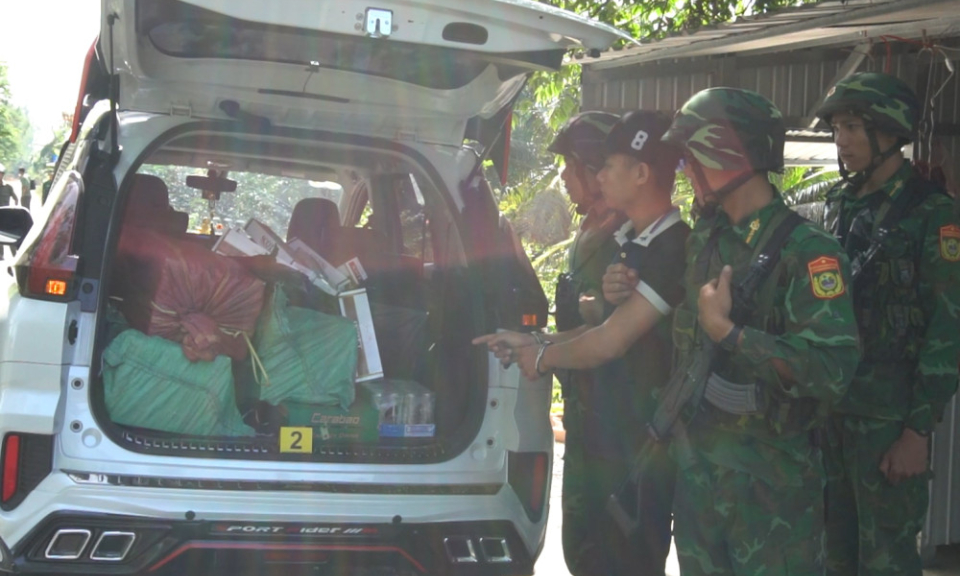 T&acirc;y Ninh: Bắt đối tượng sử dụng &ocirc; t&ocirc; vận chuyển 3.000 bao thuốc l&aacute; ngoại nhập lậu 