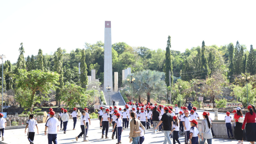 Thi&ecirc;ng li&ecirc;ng Nghĩa trang liệt sĩ Đồi 82