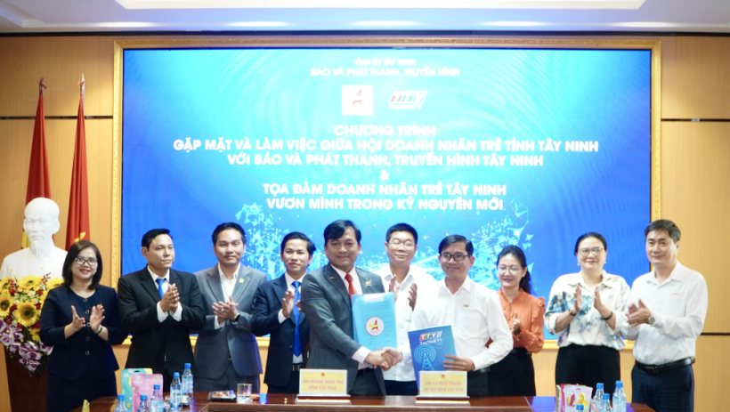 B&aacute;o v&agrave; ph&aacute;t thanh, truyền h&igrave;nh T&acirc;y Ninh c&ugrave;ng Hội Doanh nh&acirc;n trẻ tỉnh T&acirc;y Ninh k&yacute; kết phối hợp tuy&ecirc;n truyền