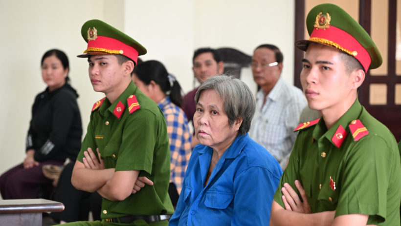 Tiếp tục trả hồ sơ vụ nữ 'thầy b&oacute;i dỏm' lừa đảo