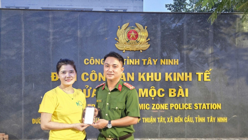 C&ocirc;ng an x&aacute;c minh, gi&uacute;p c&ocirc;ng d&acirc;n nhận lại 100 triệu đồng chuyển nhầm 