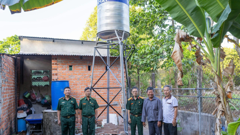 Trao kinh ph&iacute; hỗ trợ cho th&acirc;n nh&acirc;n liệt sĩ
