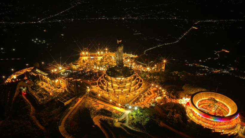 Ch&iacute;nh thức đ&oacute;n kh&aacute;ch tham quan, chi&ecirc;m b&aacute;i t&ocirc;n tượng Đức Phật C&acirc;u Na H&agrave;m M&acirc;u Ni từ ng&agrave;y 01/01/2026