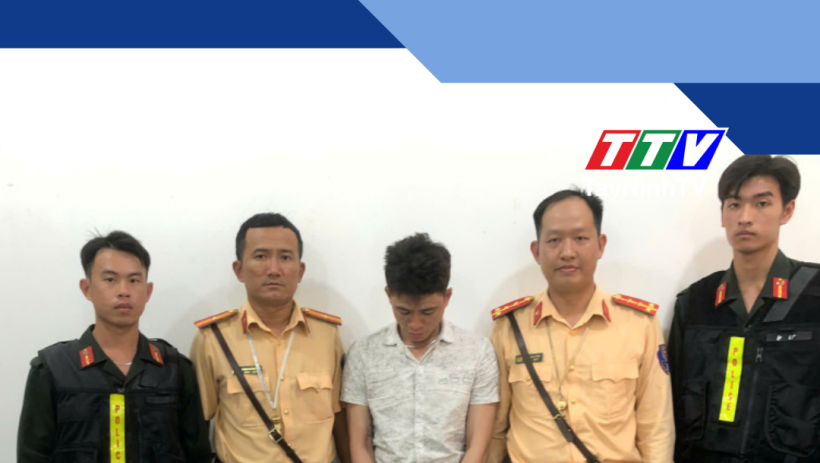 Cảnh s&aacute;t giao th&ocirc;ng ph&aacute;t hiện, bắt giữ đối tượng t&agrave;ng trữ ma tu&yacute;