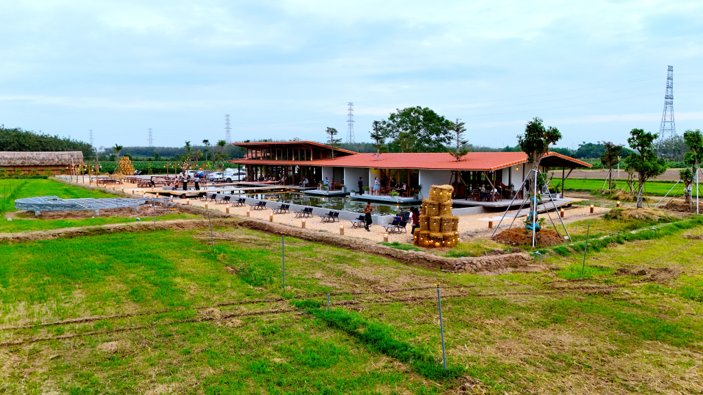 Một quán cà phê tại khu vực chân núi Bà Đen đang trở thành điểm thu hút khách vì thiết kế độc đáo