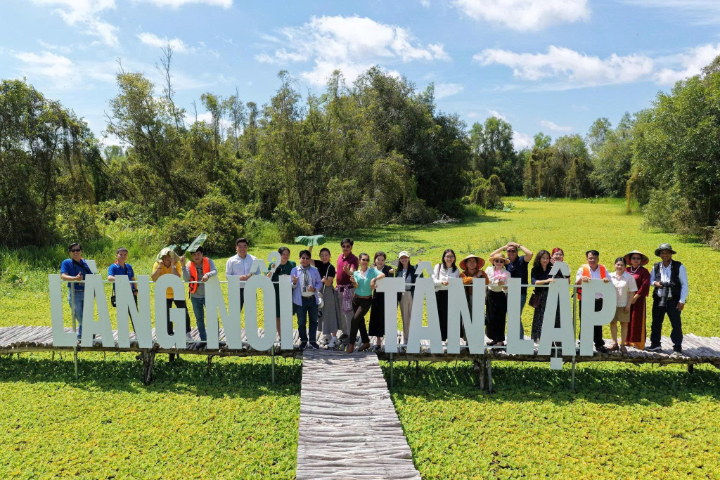 Du khách chụp hình check-in tại cầu chữ T 