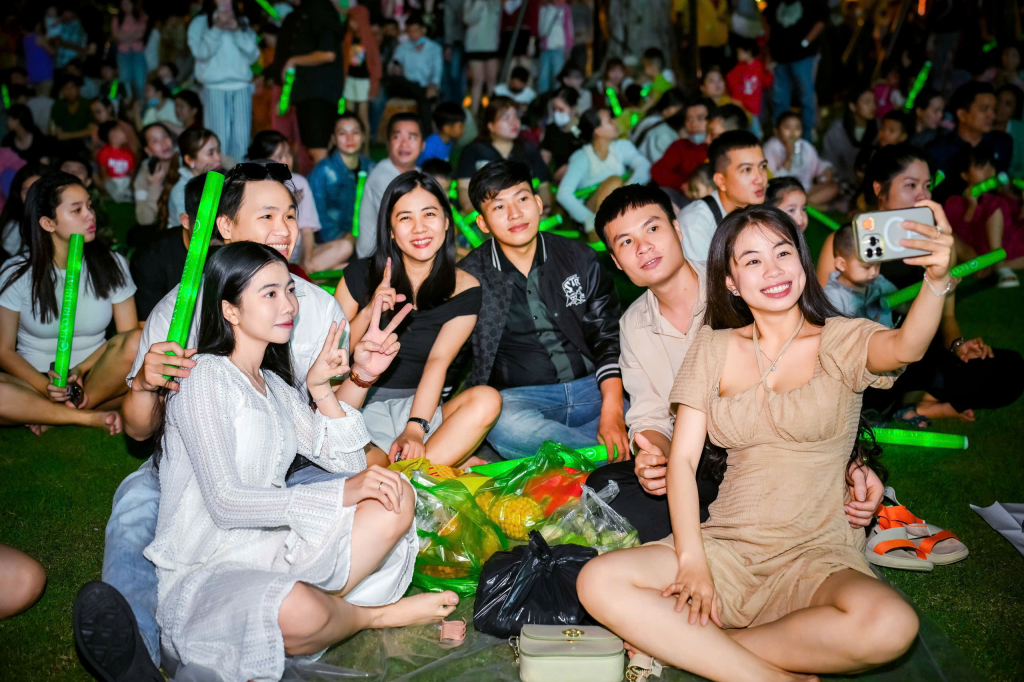 Một đêm lễ hội rực rỡ, sôi động và đầy cảm xúc, thu hút hàng chục nghìn người dân địa phương cùng du khách từ các khu vực lân cận.