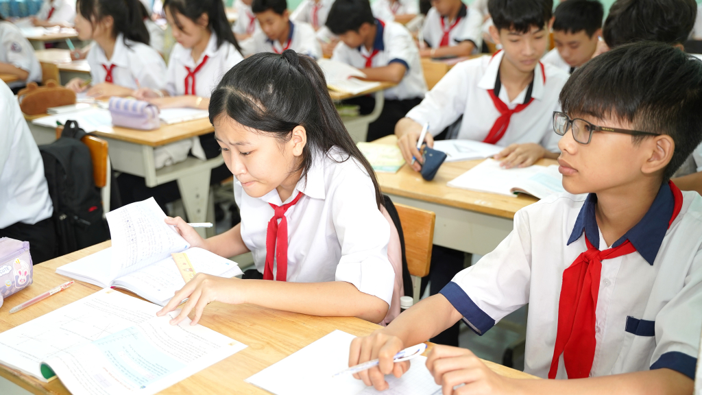 Việc sử dụng một bộ SGK thống nhất trên toàn quốc giúp giảm sự phân mảnh về học liệu.