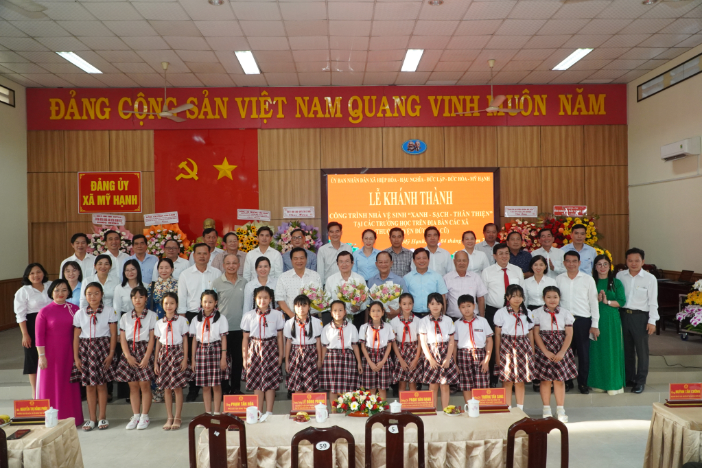 Các đại biểu chụp ảnh lưu niệm cùng các em học sinh tại xã Mỹ Hạnh