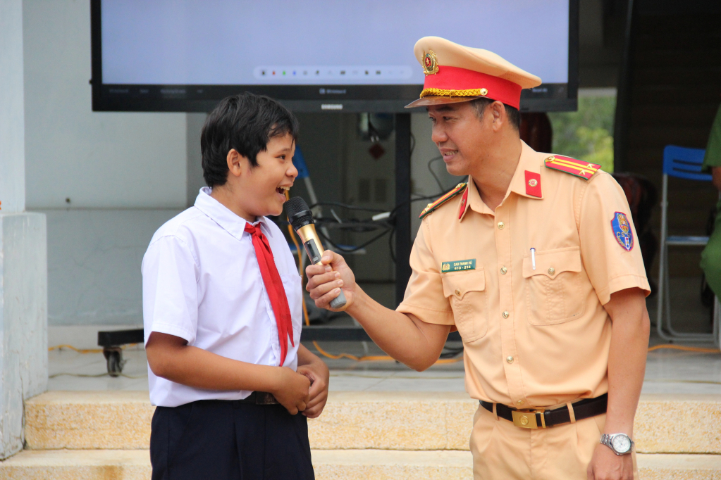 Học sinh tích cực tham gia trả lời câu hỏi về an toàn giao thông