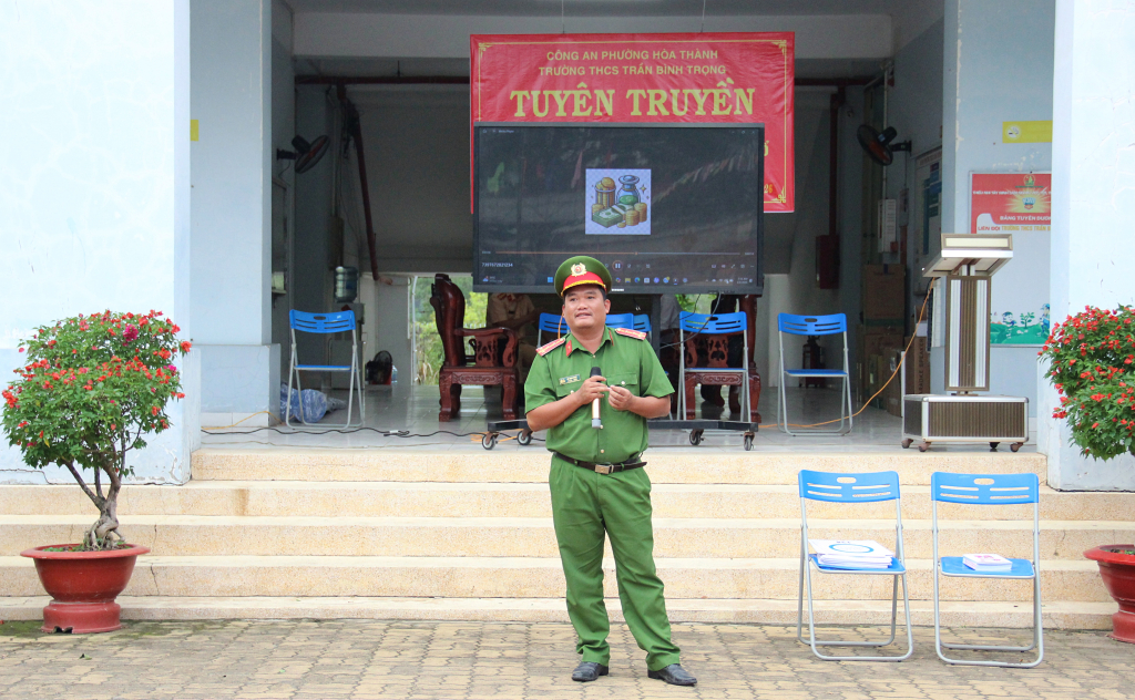 Công an phường Hoà Thành tuyên truyền phòng chống mua bán, sử dụng pháo nổ