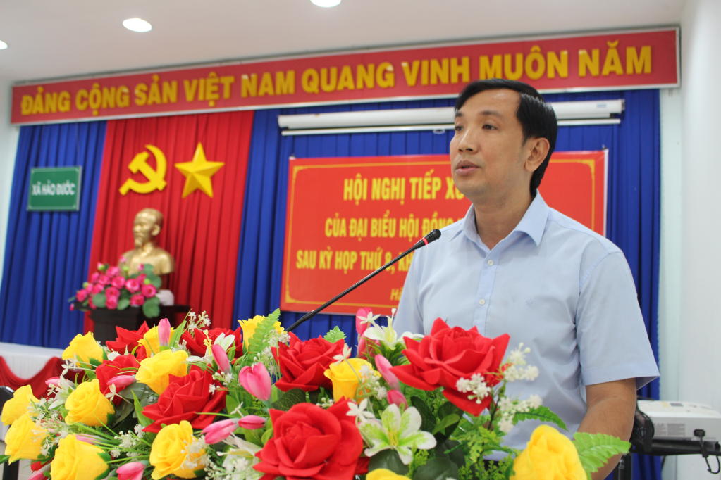 Đại biểu Nguyễn Tiến Hưng thông tin đến cử tri về kết quả kỳ họp.