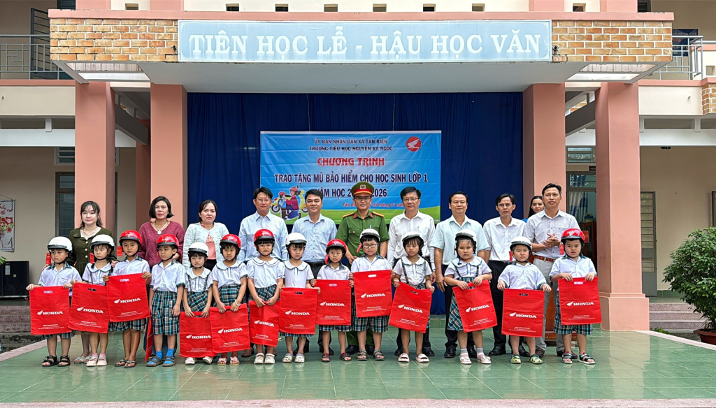 Các em học sinh được nhận mũ bảo hiểm đạt chuẩn