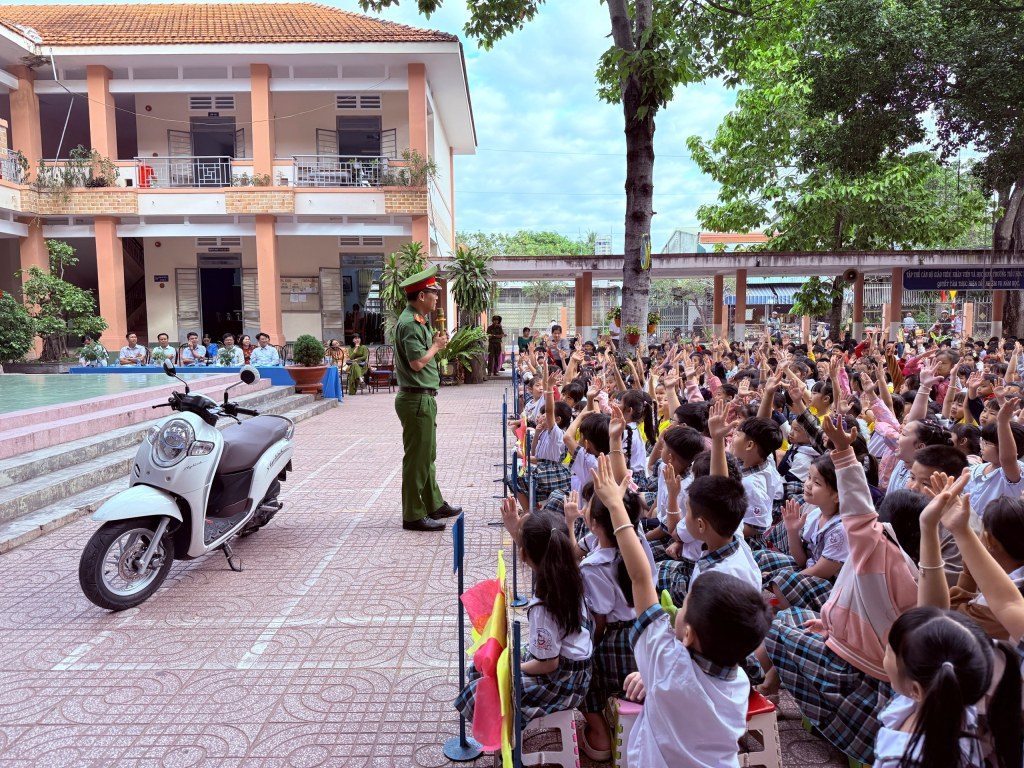 Thiếu tá Nguyễn Viết Tuân – Phó Trưởng Công an xã Tân Biên tuyên truyền an toàn giao thông cho học sinh