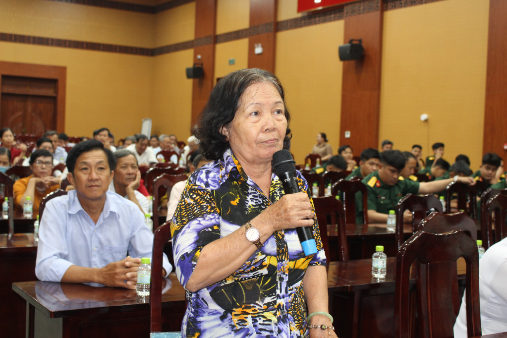 Cử tri Hoàng Thị Huệ, ấp 2 xã Châu Thành phản ánh tình hình an ninh trật tự trên địa bàn còn tiềm ẩn phức tạp.