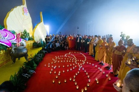 Vesak 2025: N&uacute;i B&agrave; Đen rực rỡ dưới ngọn nến ho&agrave; b&igrave;nh