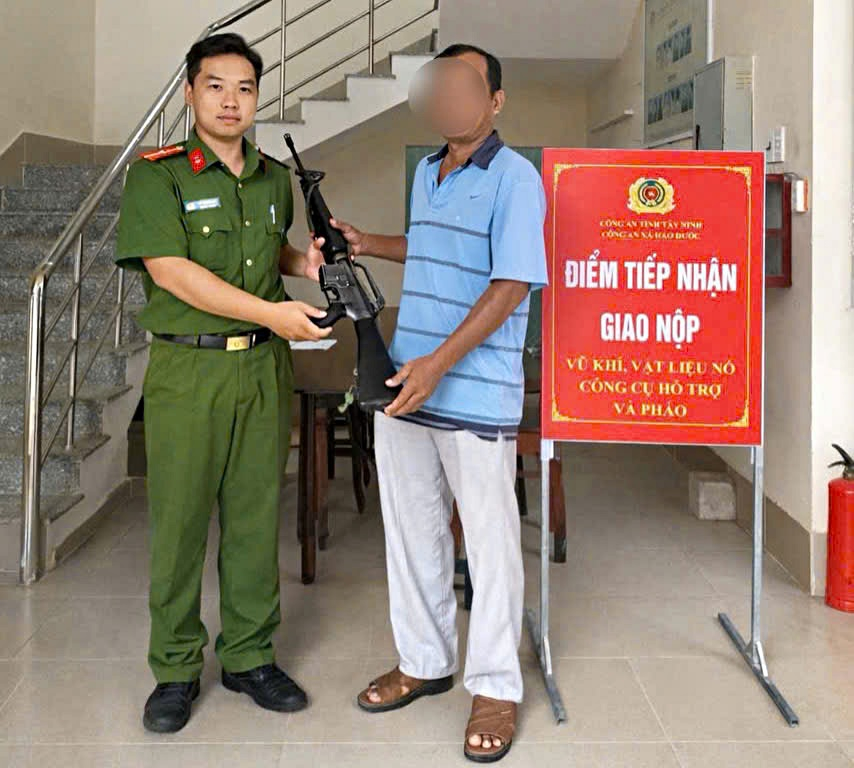 Người dân tự nguyện giao nộp súng cho cơ quan chức năng
