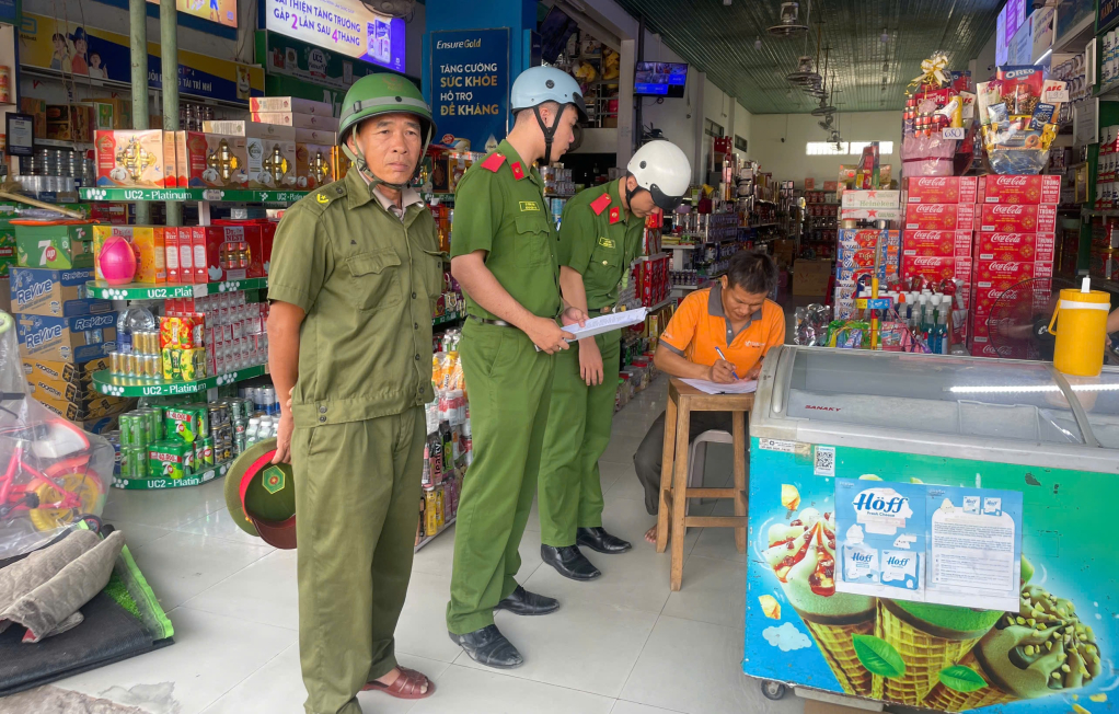 Vận động người dân ký cam kết không vi phạm pháp luật về vũ khí, vật liệu nổ, công cụ hỗ trợ và pháo