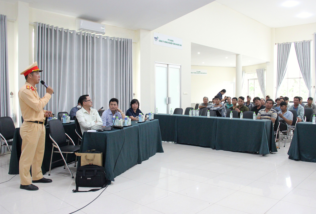 Lái xe, chủ xe vận chuyển mía tham gia buổi tuyên truyền an toàn giao thông