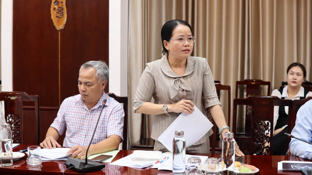 Phó Giám đốc Sở Nông nghiệp và Môi trường tỉnh Tây Ninh Đinh Thị Phương Khanh đóng góp ý kiến về công tác chuẩn bị cho Hội chợ