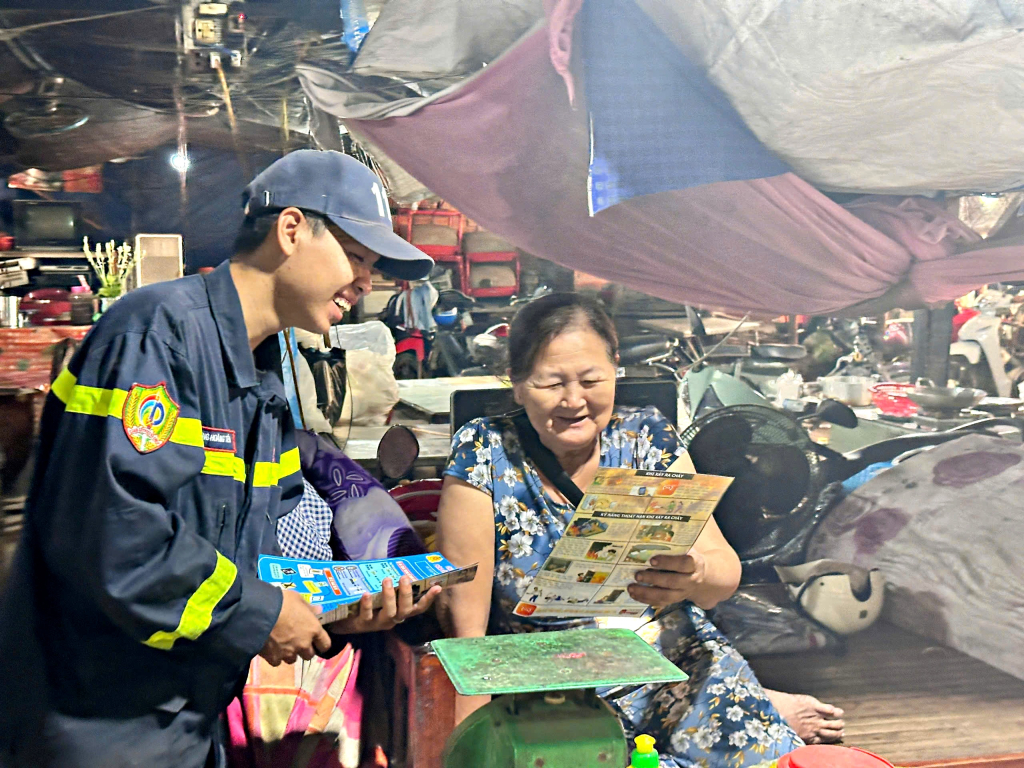 Phát tờ rơi tuyên truyền phòng cháy chữa cháy cho tiểu thương, hộ kinh doanh