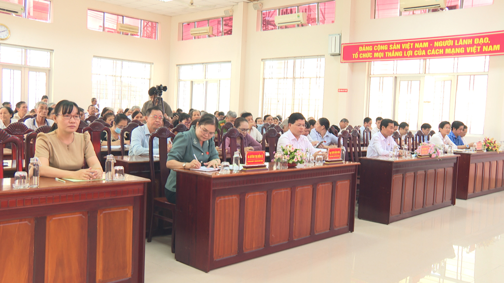 Đại biểu tham dự hội nghị tiếp xúc cử tri